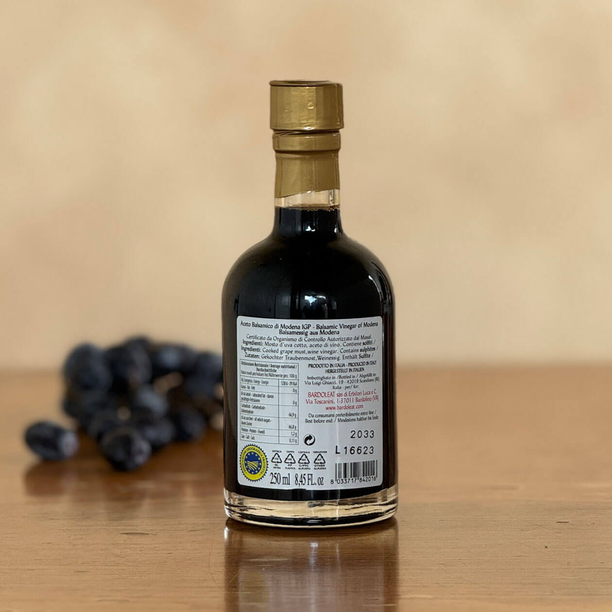 Rückseite einer Flasche Aceto Balsamico di Modena, auf der man die Zutatenliste sehen kann