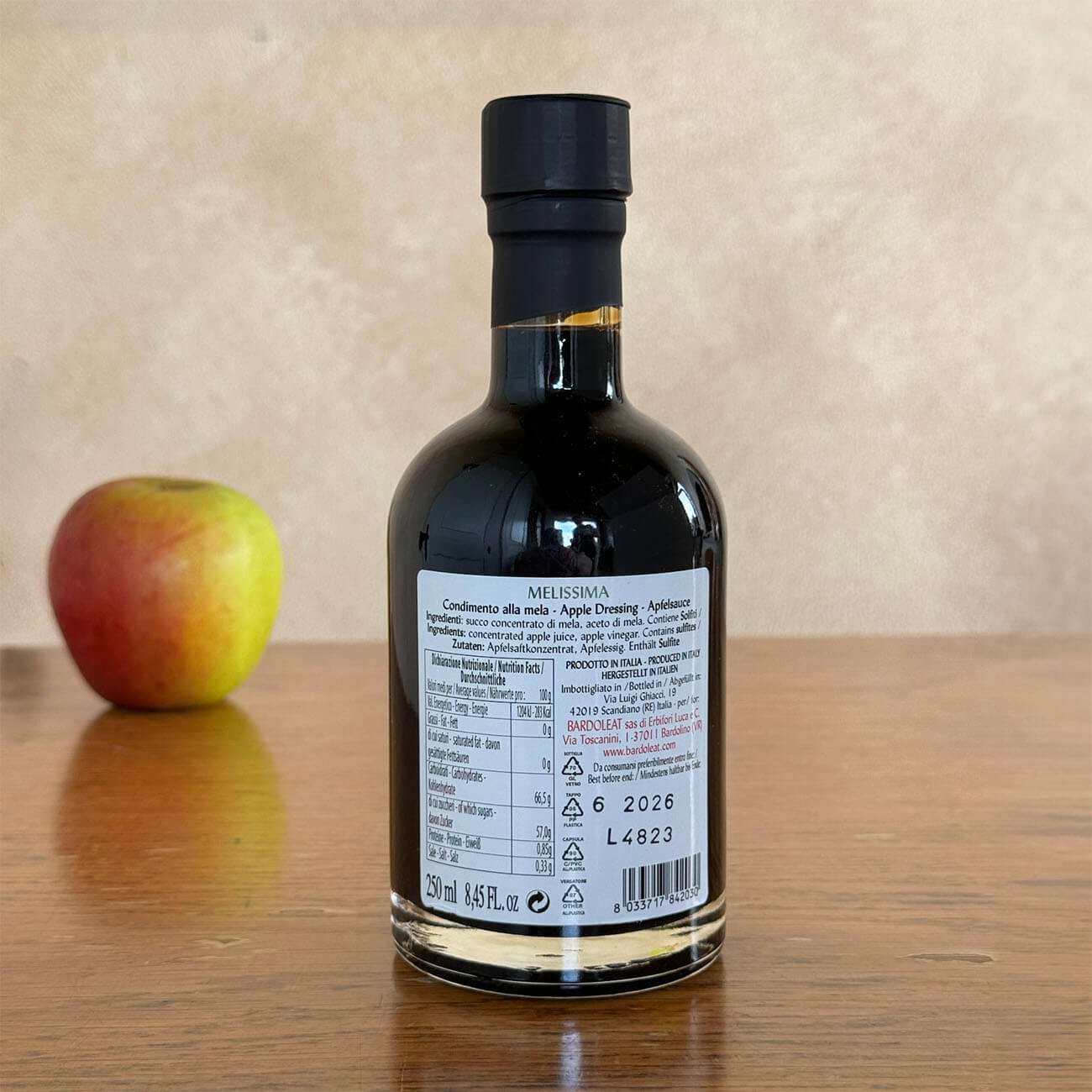 Rückseite einer Flasche mit Apfelbalsam Essig auf der man die Zutatenliste sehen kann.