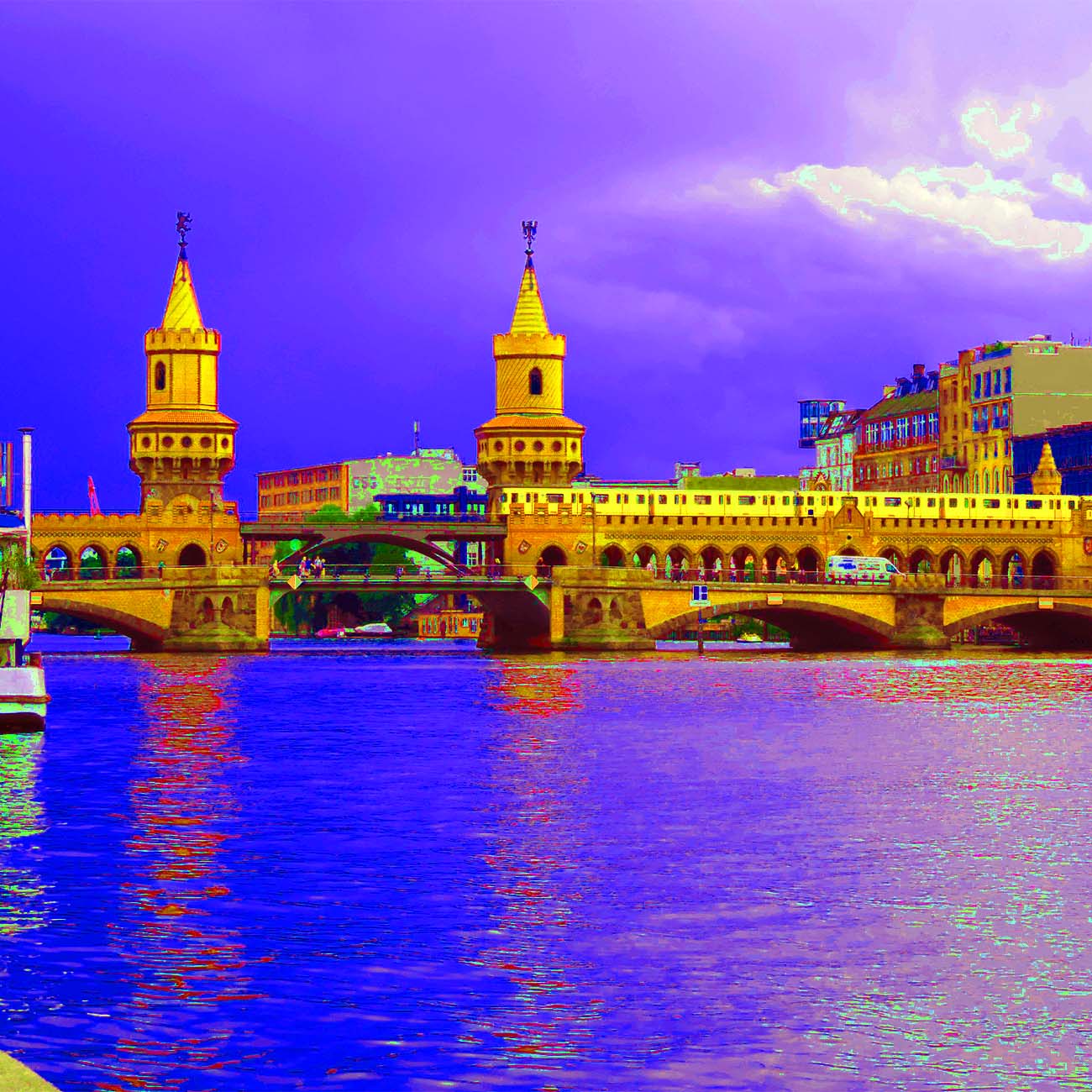 Das Popartbild zeigt die Berliner Oberbaumbrücke in orange-gelb vor einem von blau ins lila gehenden Himmel. Die bunten Spiegelungen im Wasser machen das Popartbild perfekt.