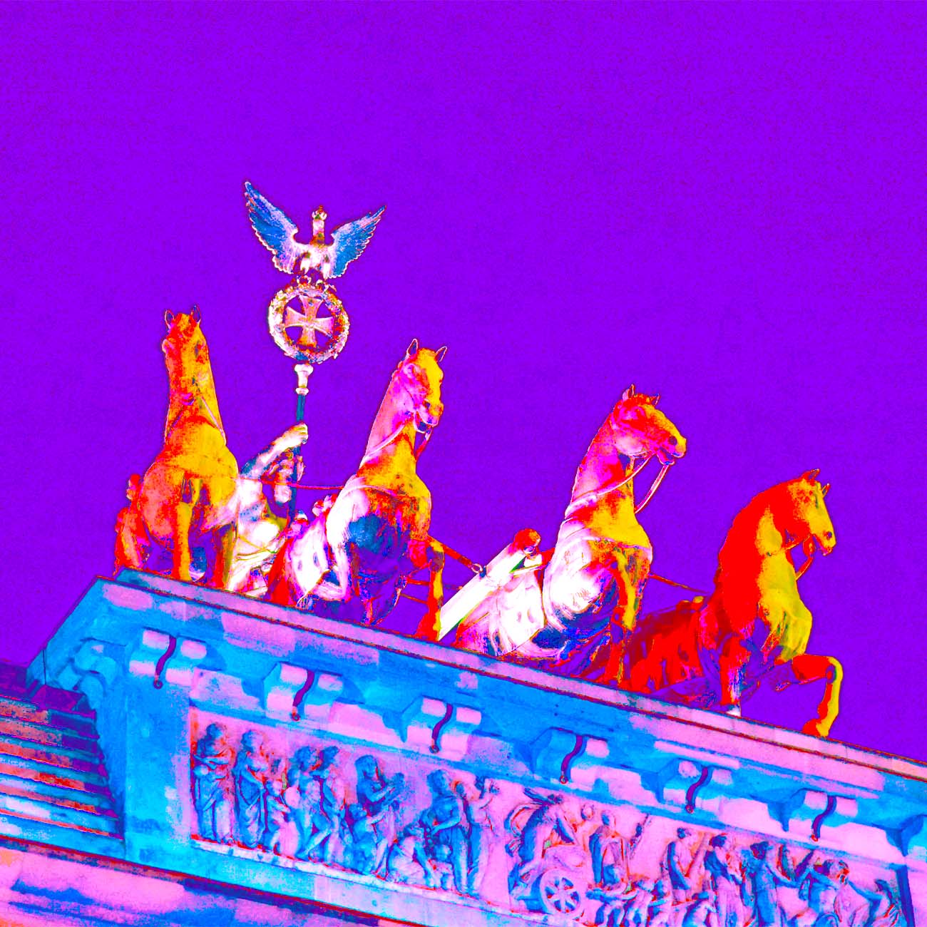 Das Berlin Popartbild von der Quadriga auf dem Brandenburger Tor zeigt sich in knallbunt vor einem einzigartigen lila Himmel.