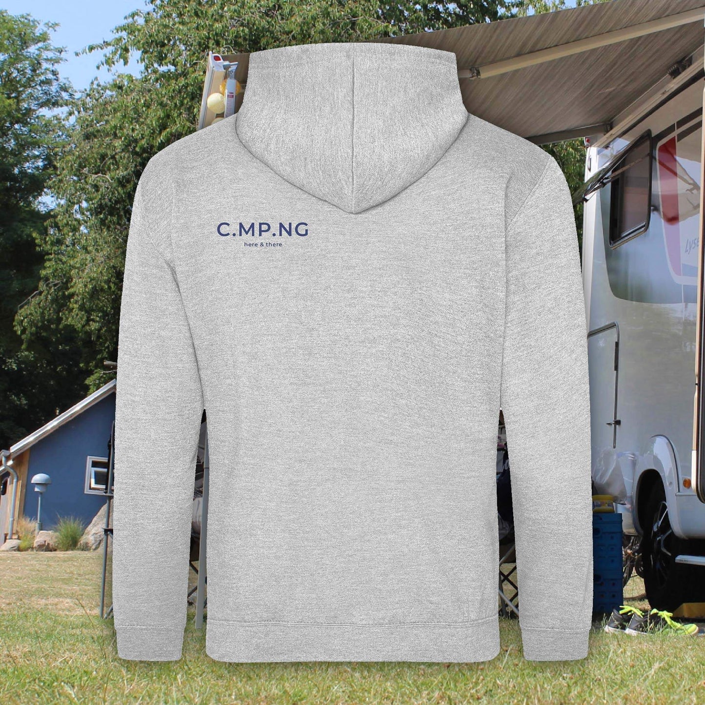 Camping-Hoodie in heather-grey mit dunkelblauem C.MP.NG here and there Aufdruck auf der Schulter
