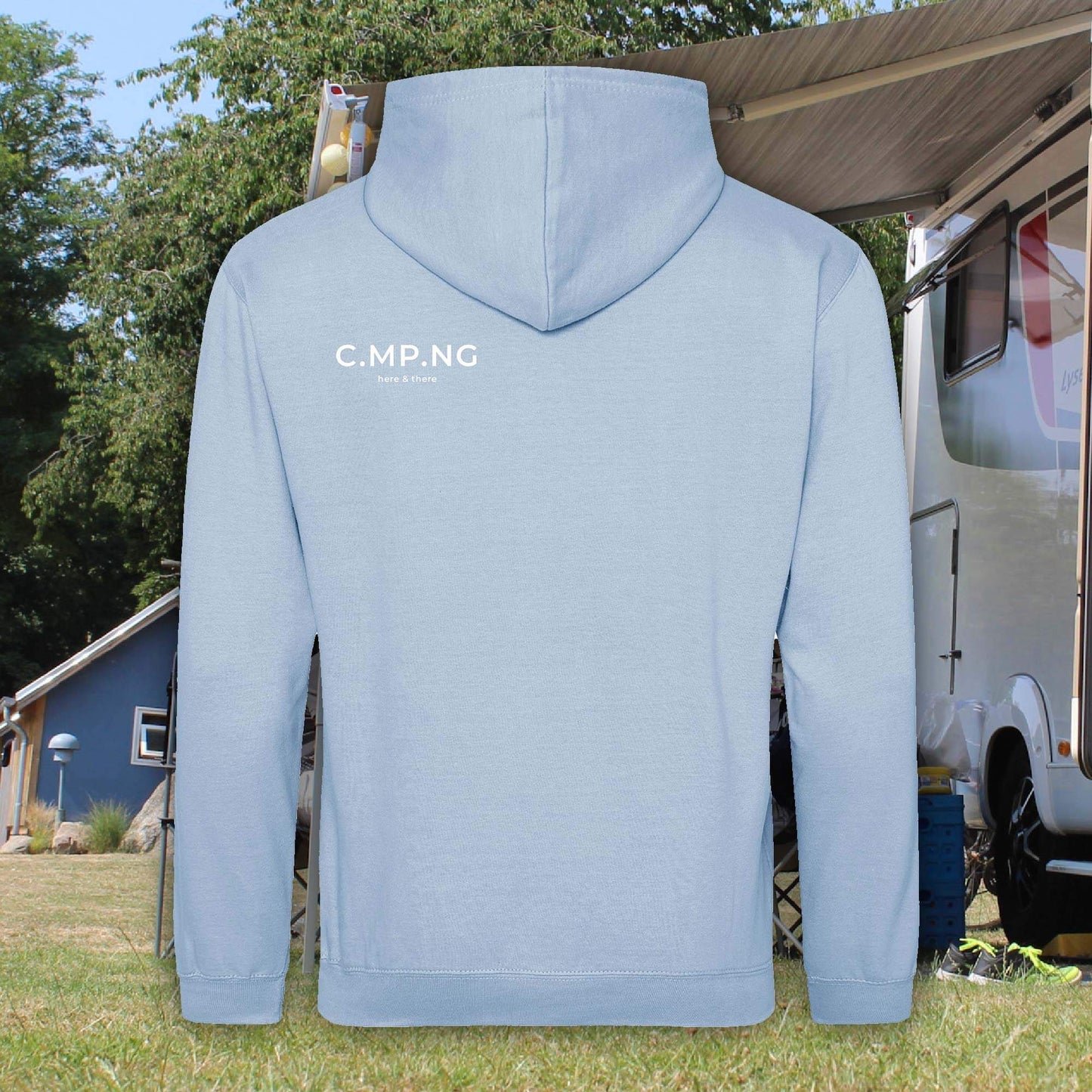 Camping-Hoodie mit weißem C.MP.NG-Aufdruck auf der linken Schulter