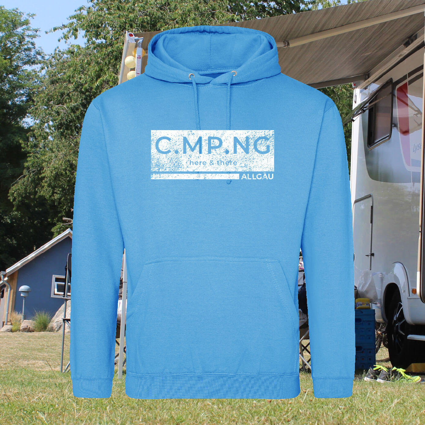 Camping Hoodie in azurblau mit weißem Aufdruck, der mit Deinem Wunschbegriff individualisiert werden kann