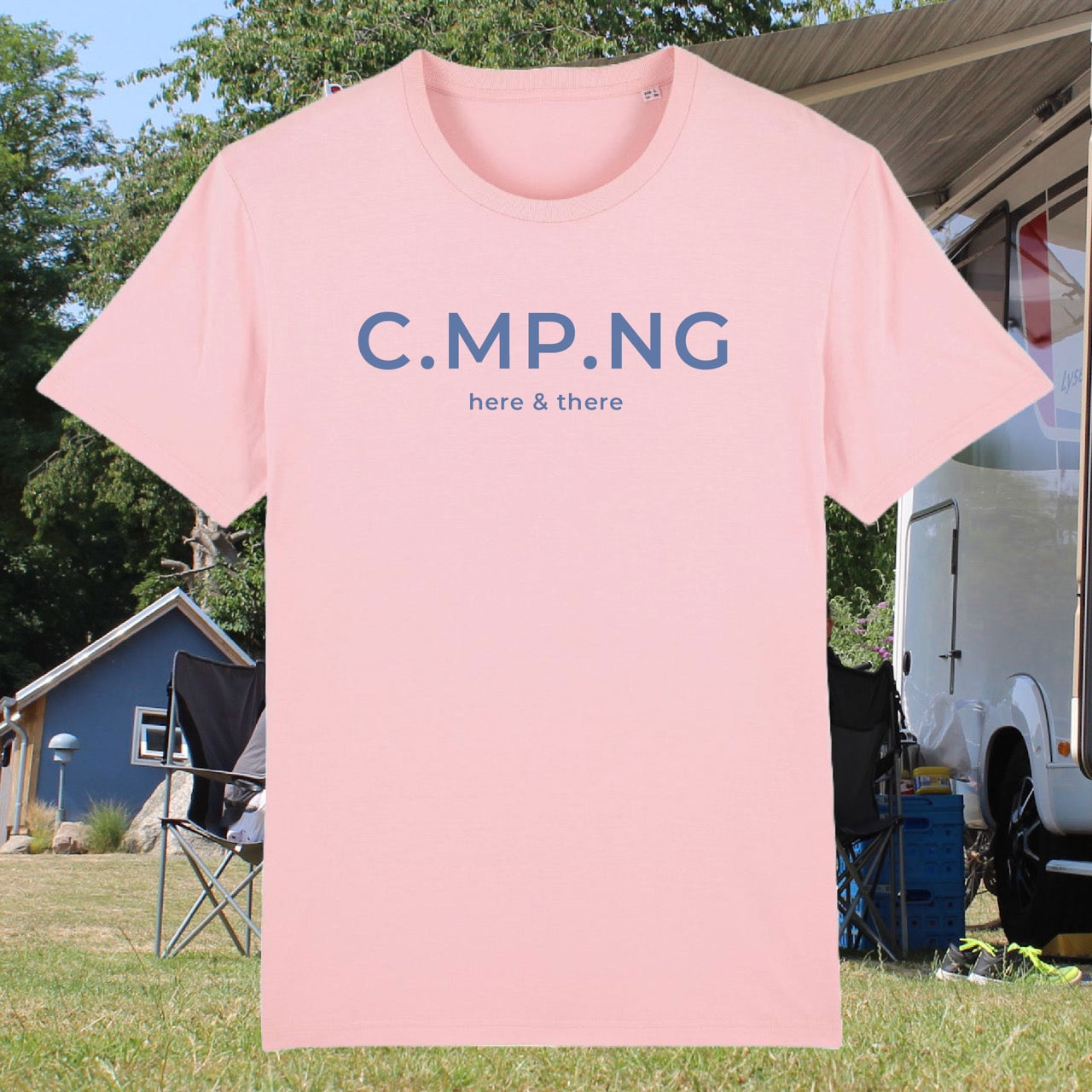 Camping T-Shirt in rosa mit blauem C.MP.NG here and there Aufdruck Alt-Text bearbeiten