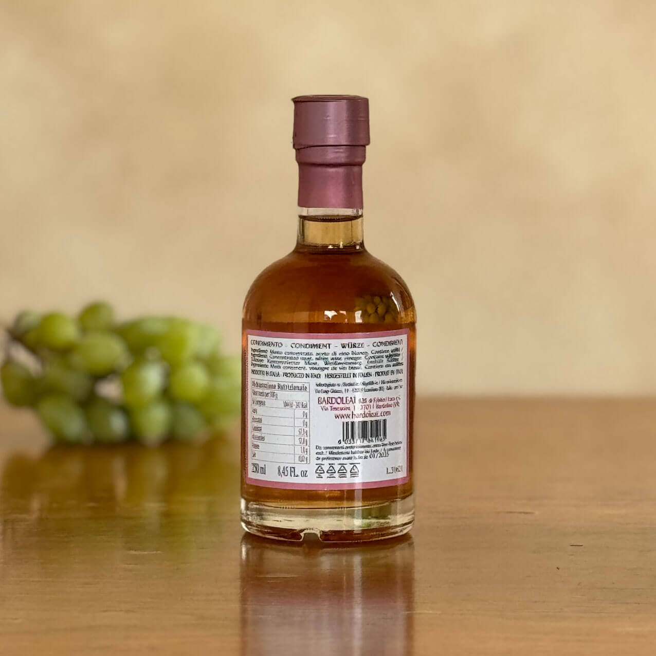 Rückseite einer Flasche mit Rosé Balsamessig auf der das Etikett mit der Zutatenliste zu sehen ist.