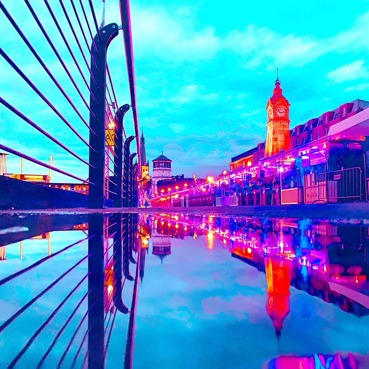 Düsseldorf Popartbild von der Pegeluhr am Rheinufer