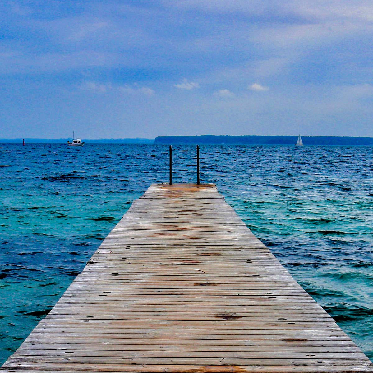 Das rd-pictures Motiv "Fjord" zeigt einen Badesteg in einem Dänischen Fjord. Am Steg ist am Ende eine Leiter befestigt, an der man in das blau-türkis Meer zum Schwimmen gehen kann.