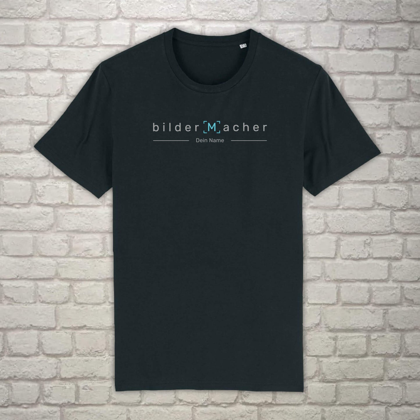 Schwarzes T-Shirt für Fotografen mit Aufdruck bilderMacher. Darunter kann der eigene Name eingedruckt werden.