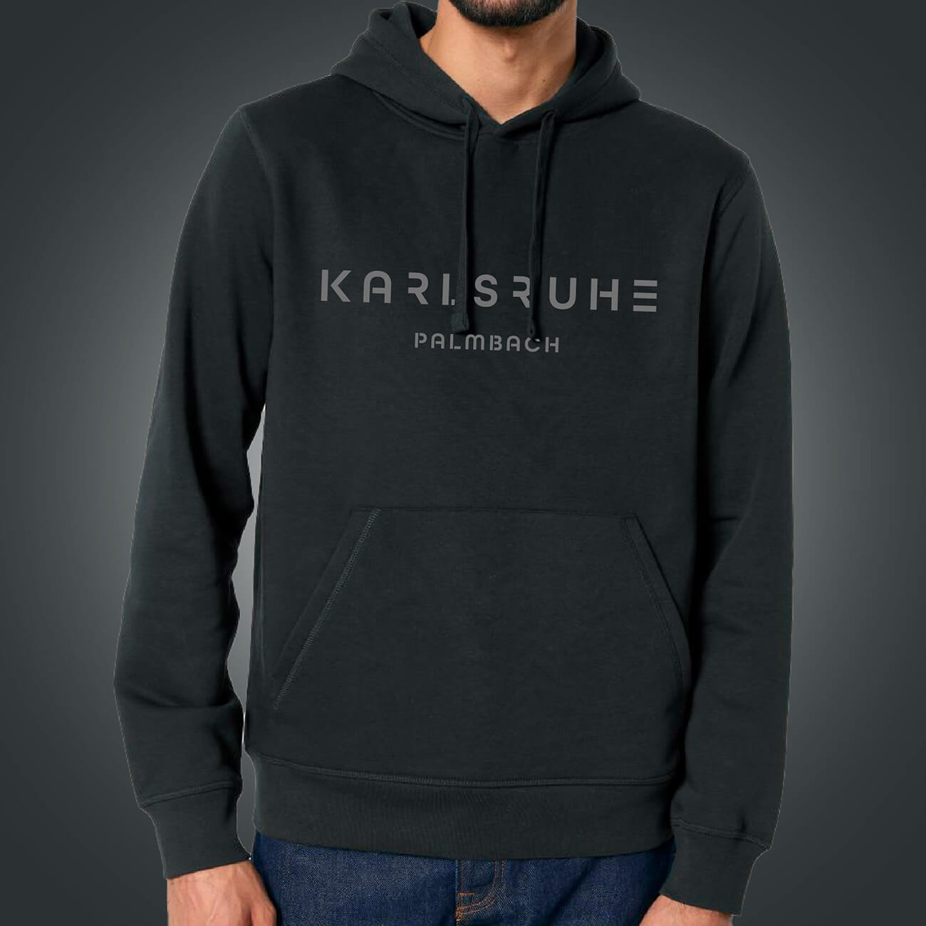 Schwarzer Heimat-Hoodie mit grauem Aufdruck Karlsruhe und darunter Palmbach