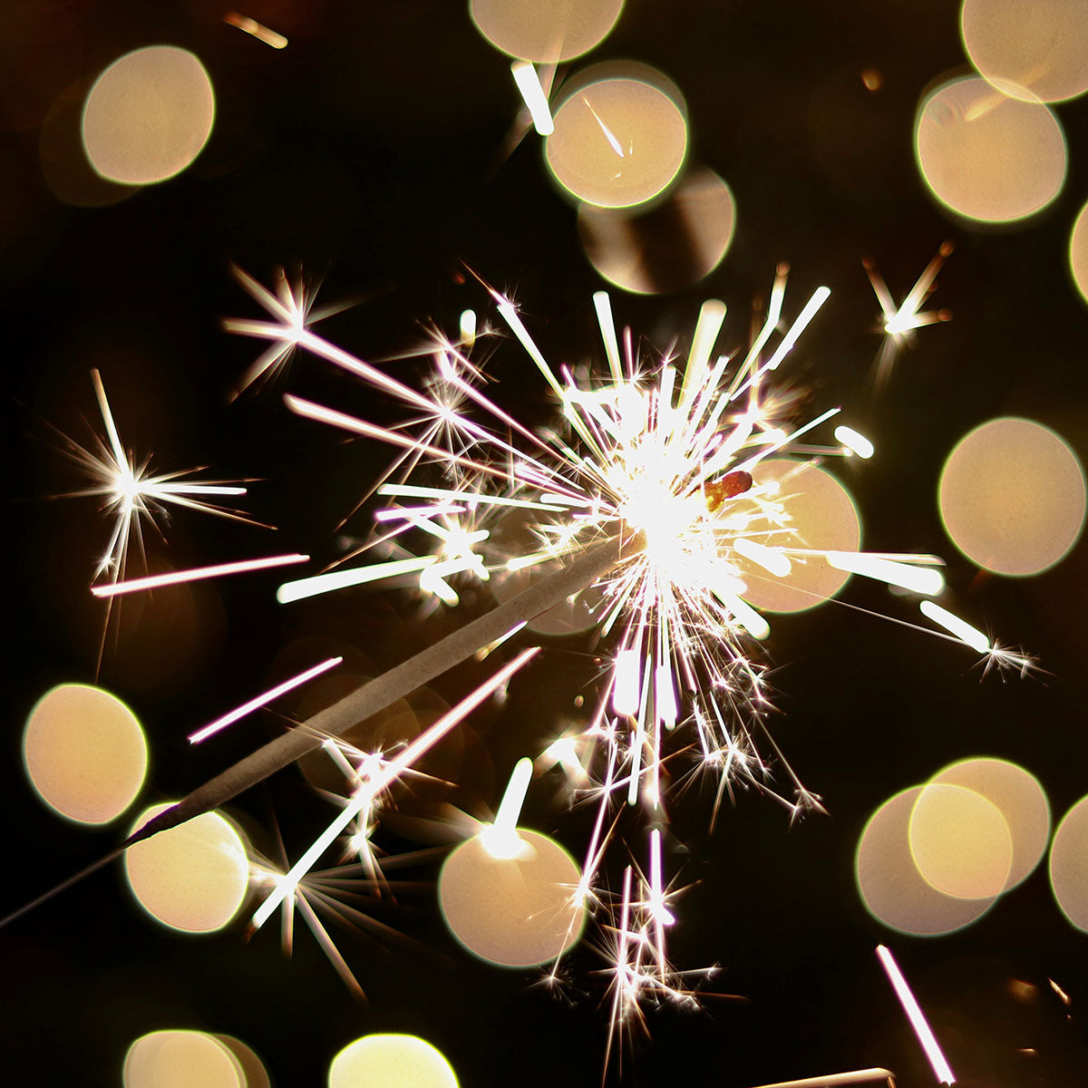 Das rd-pictures Motiv "Party" zeigt die fliegenden Funken einer Wunderkerze und die entstehenden Lichtreflexionen.