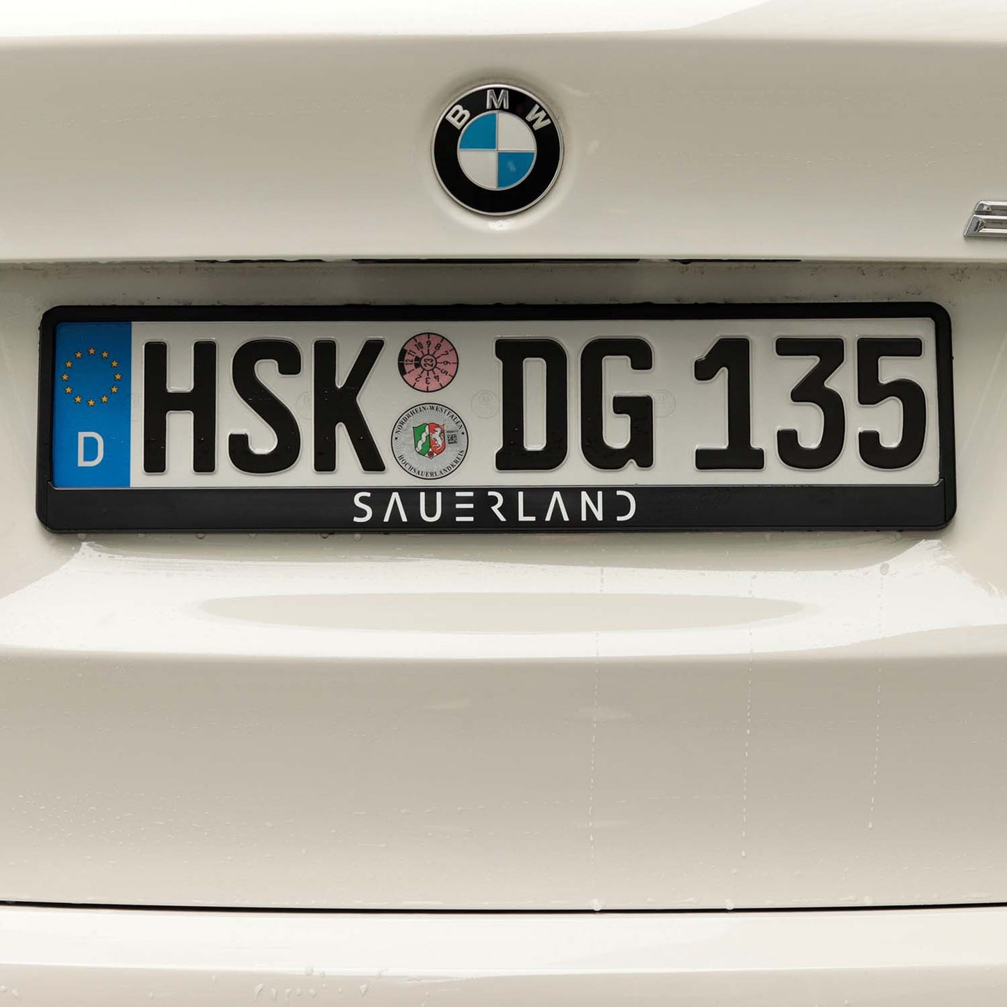 Sauerland Nummernschildhalter mit modernem Sauerland Schriftzug