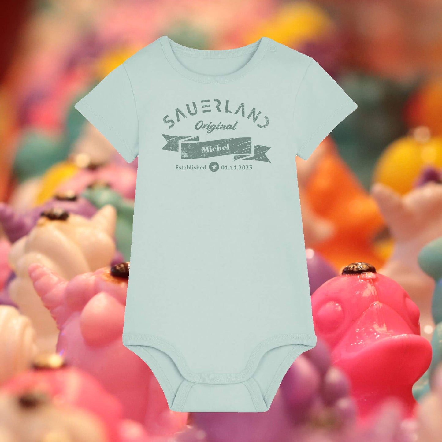 Sauerland Baby-Body in karibik-blau mit Aufdruck Sauerland Original, dem Babynamen und dem Geburtsdatum.