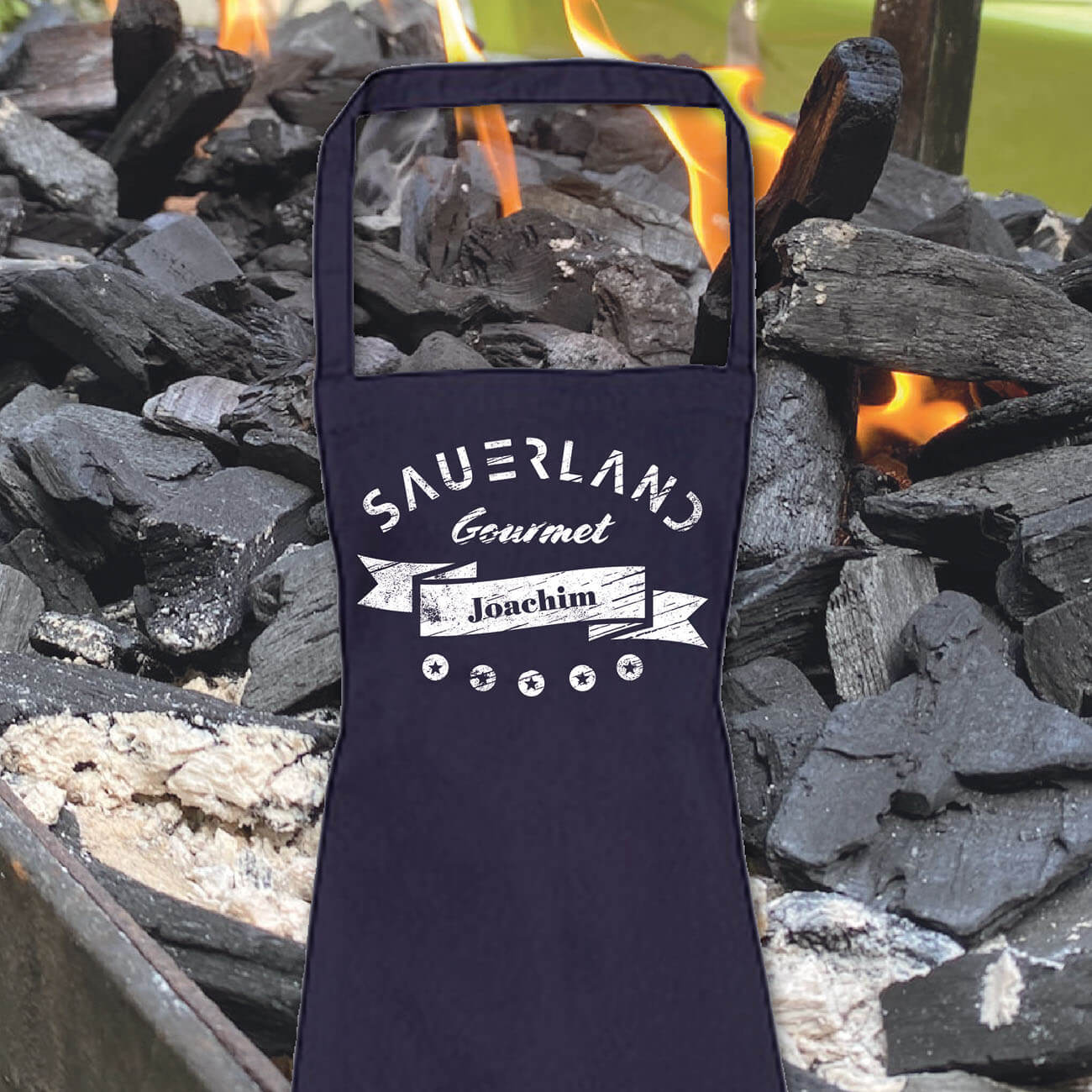 Grillschürze in dunkelblau mit weißem Aufdruck Sauerland Gourmet und individuellem Vornamen.
