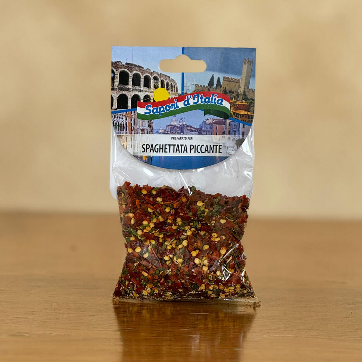 Eine Gewürztüte mit der italienischen Gewürzmischung Spaghettata Piccante steht auf einem Tisch.