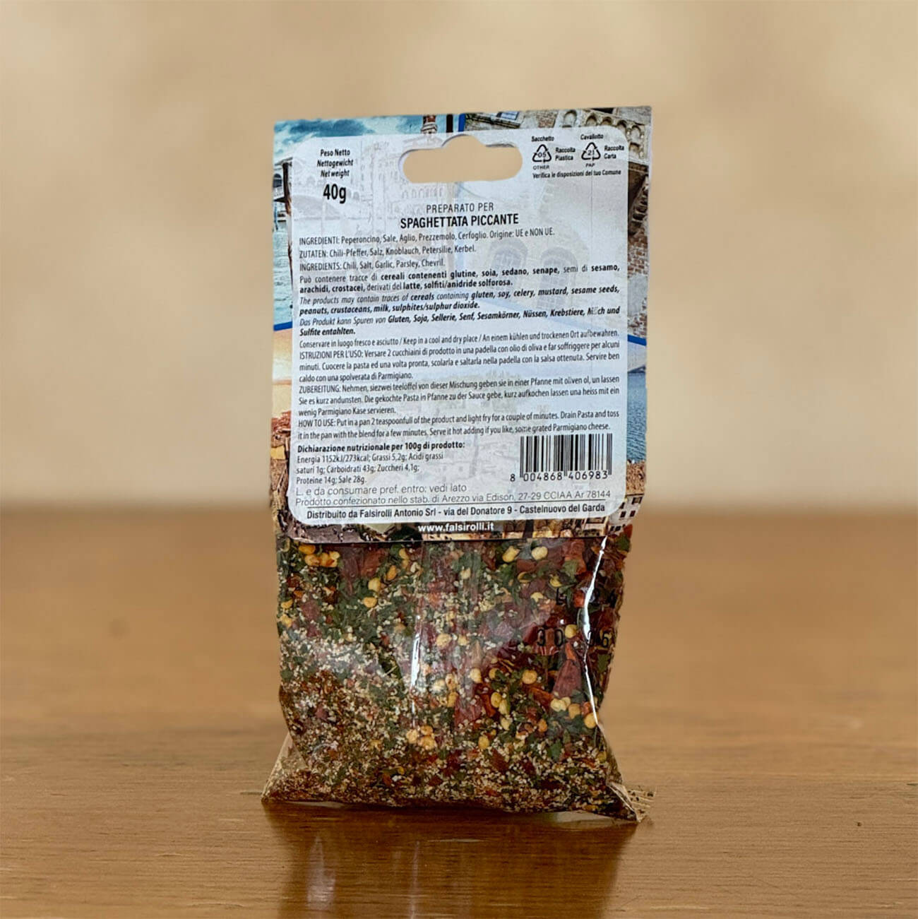 Eine Gewürztüte mit italienischer Gewürzmischung Spaghettata Piccante ist von der Rückseite zu sehen, wo man die Zutatenliste auf einem Etikett lesen kann.