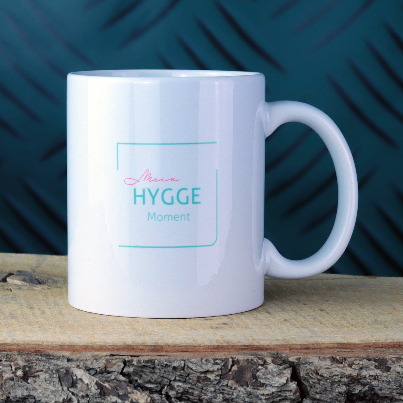 Weißer Keramikbecher mit Aufdruck "Mein Hygge Moment".