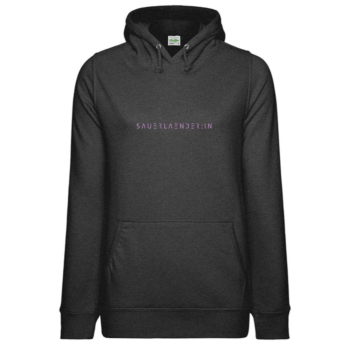 Sauerland Hoodie in Kohlegrau mit lavendelfarbigem Aufdruck in der Mitte. In einer modernen Schriftart ist der begriff Sauerländerin aufgedruckt.