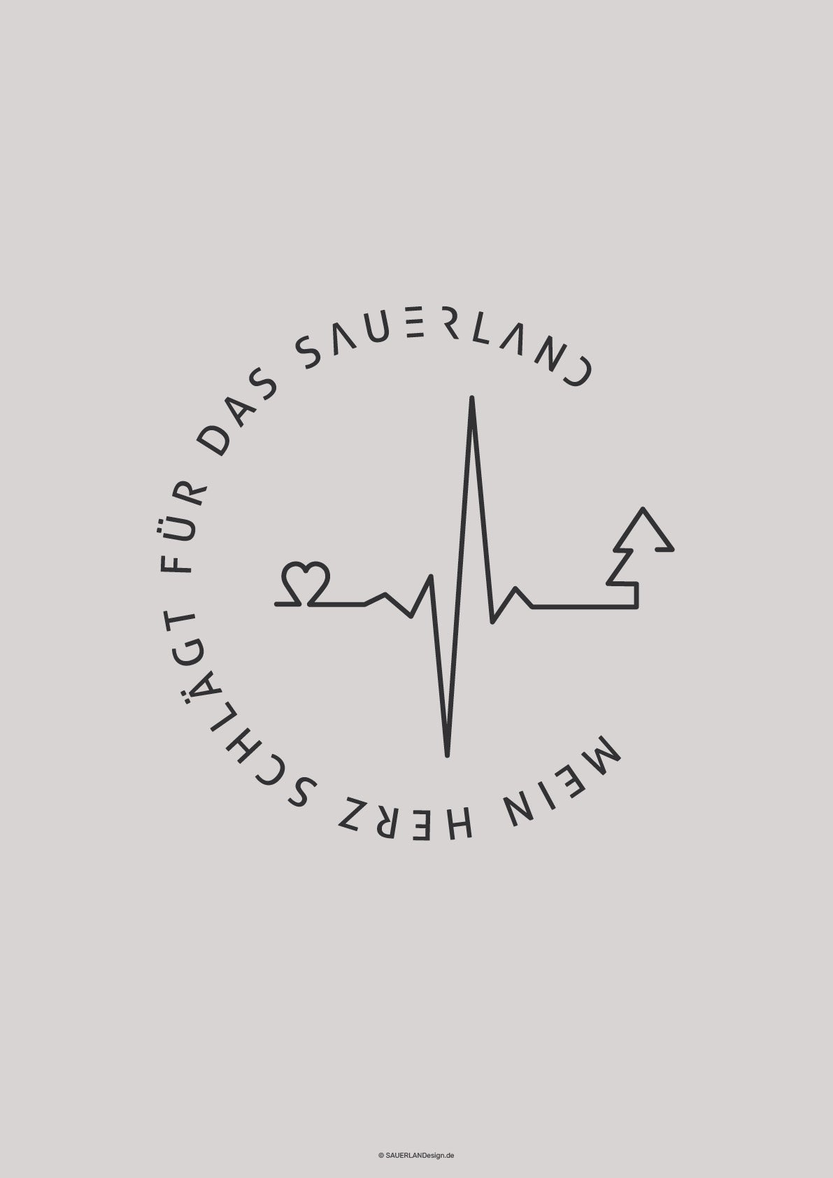 Graues Poster mit dunkelgrauem Aufdruck. Der Schriftzug Mein Herz schlägt für das Sauerland ist in rund und in Großbuchstaben aufgedruckt. In der Mitte ist ein Herzschlag abgebildet, der mit einer Herzgrafik anfängt und in einem Tannenbaum endet.