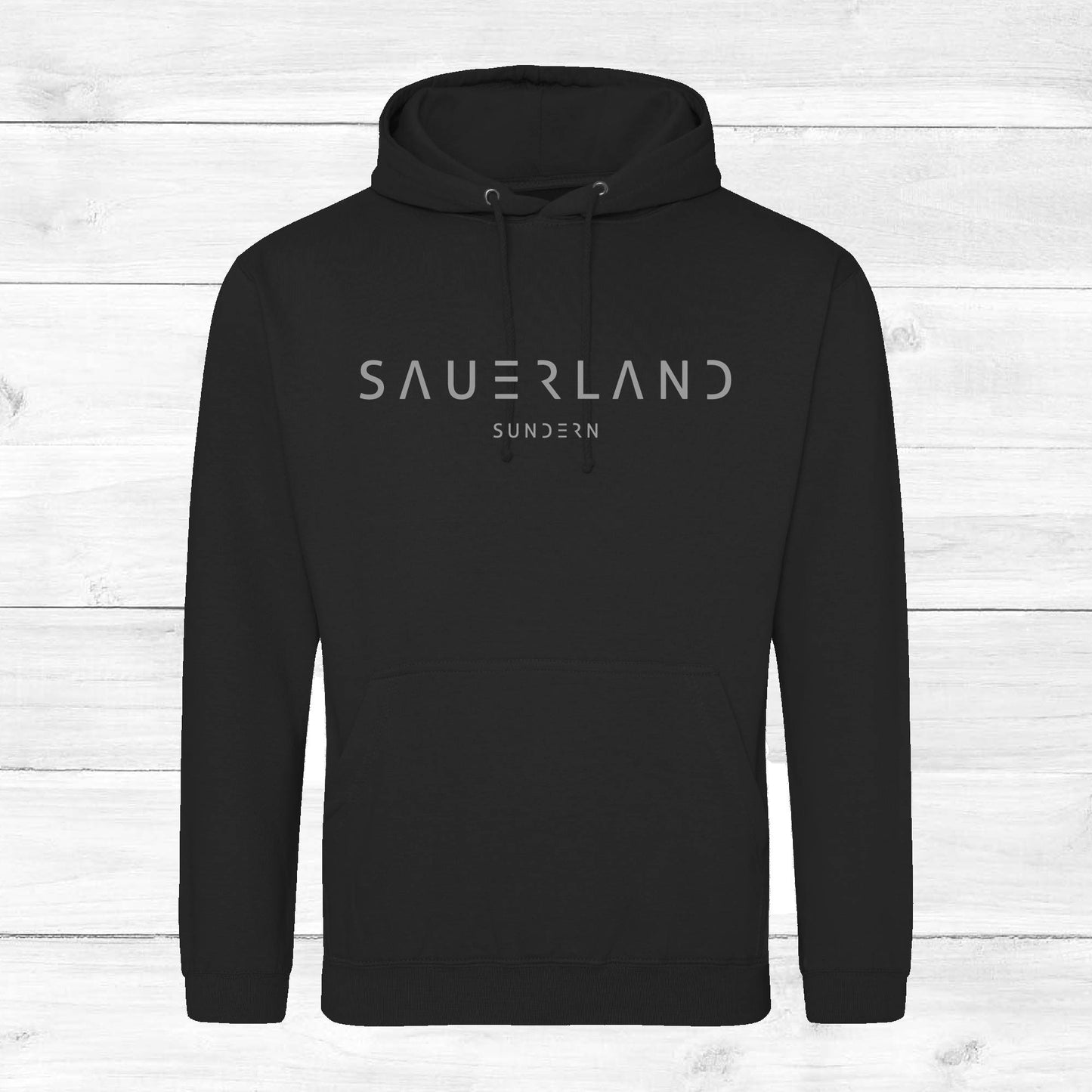 Schwarzer Hoodie mit dem neuen Sauerland Schriftzug in grau aufgedruckt. Darunter steht etwas kleiner Sundern.