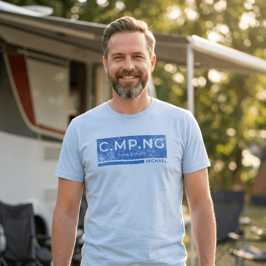 Ein Mann steht vor einem Wohnmobil mit einem C.MP.NG T-Shirt in Blau an.