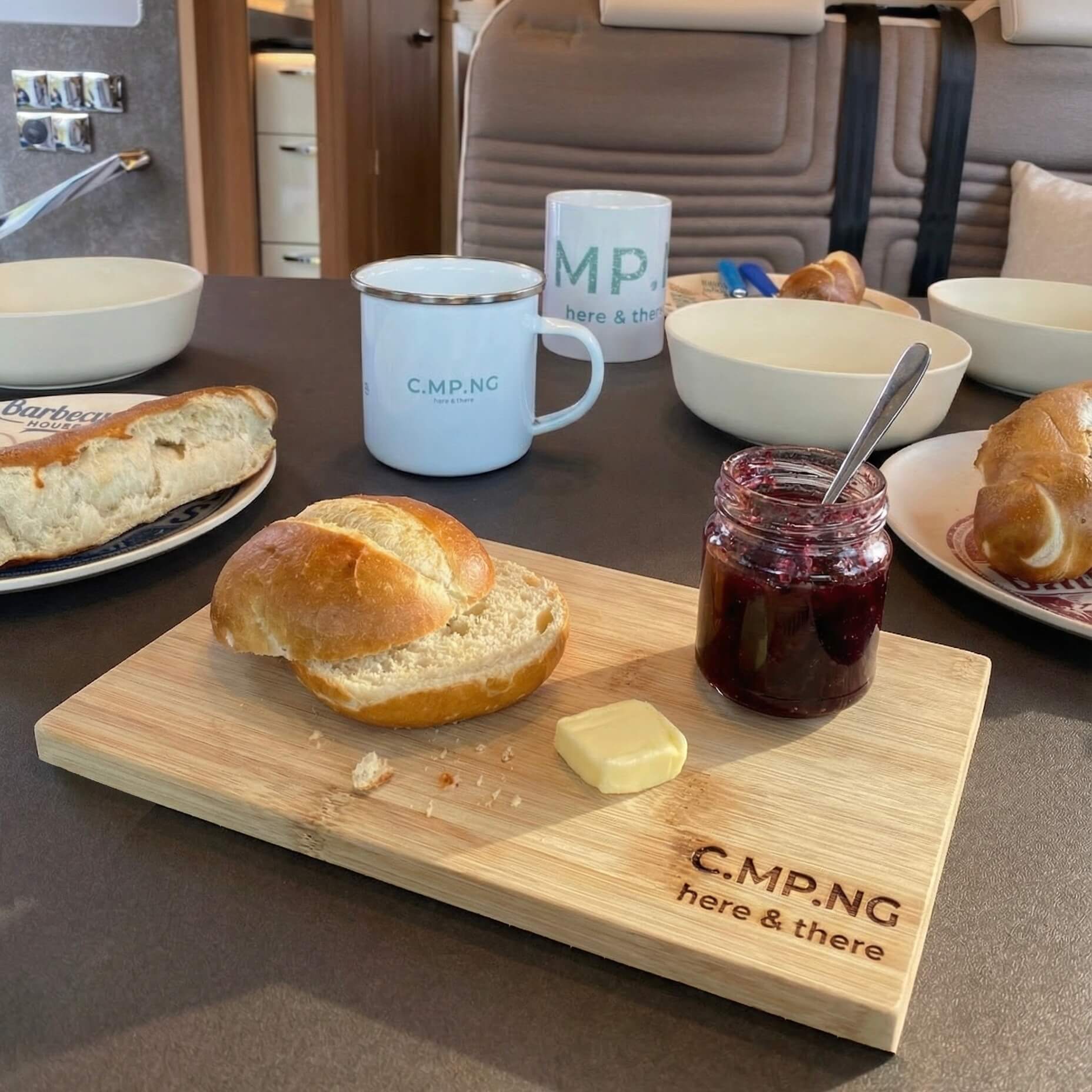 Eine Frühstückssituation in einem Wohnmbil, im Fokus ist das C.MP.NG Frühstücksbrettchen.