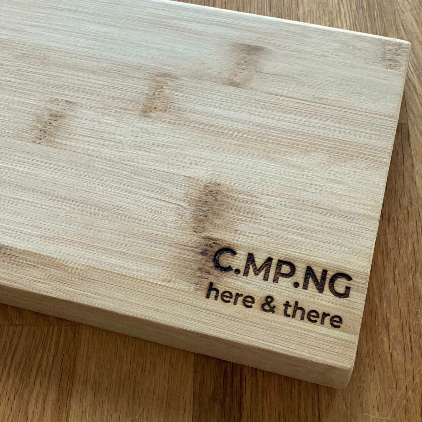 Nahaufnahme des C.MP.NG Frühstücksbrettchens