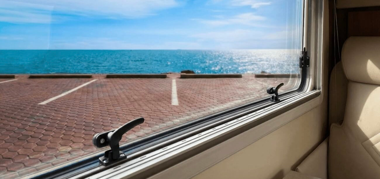 Bild von C.MP.NG. Ausblick aus einem Wohnmobil auf das blaue Meer