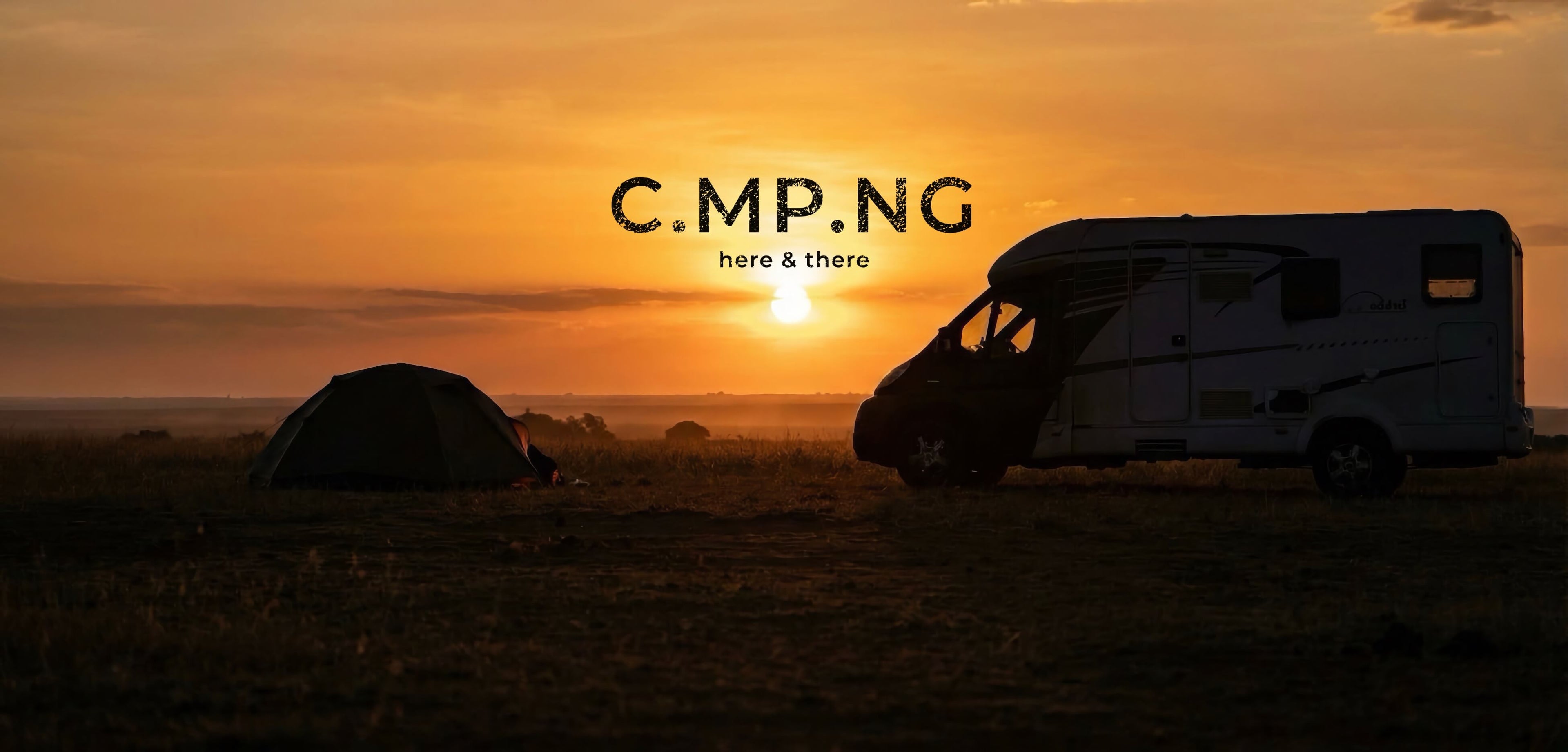 Ein Wohnmobil und ein Zelt stehen auf einem Feld, im Hintergrund ist ein Sonnenuntergang.