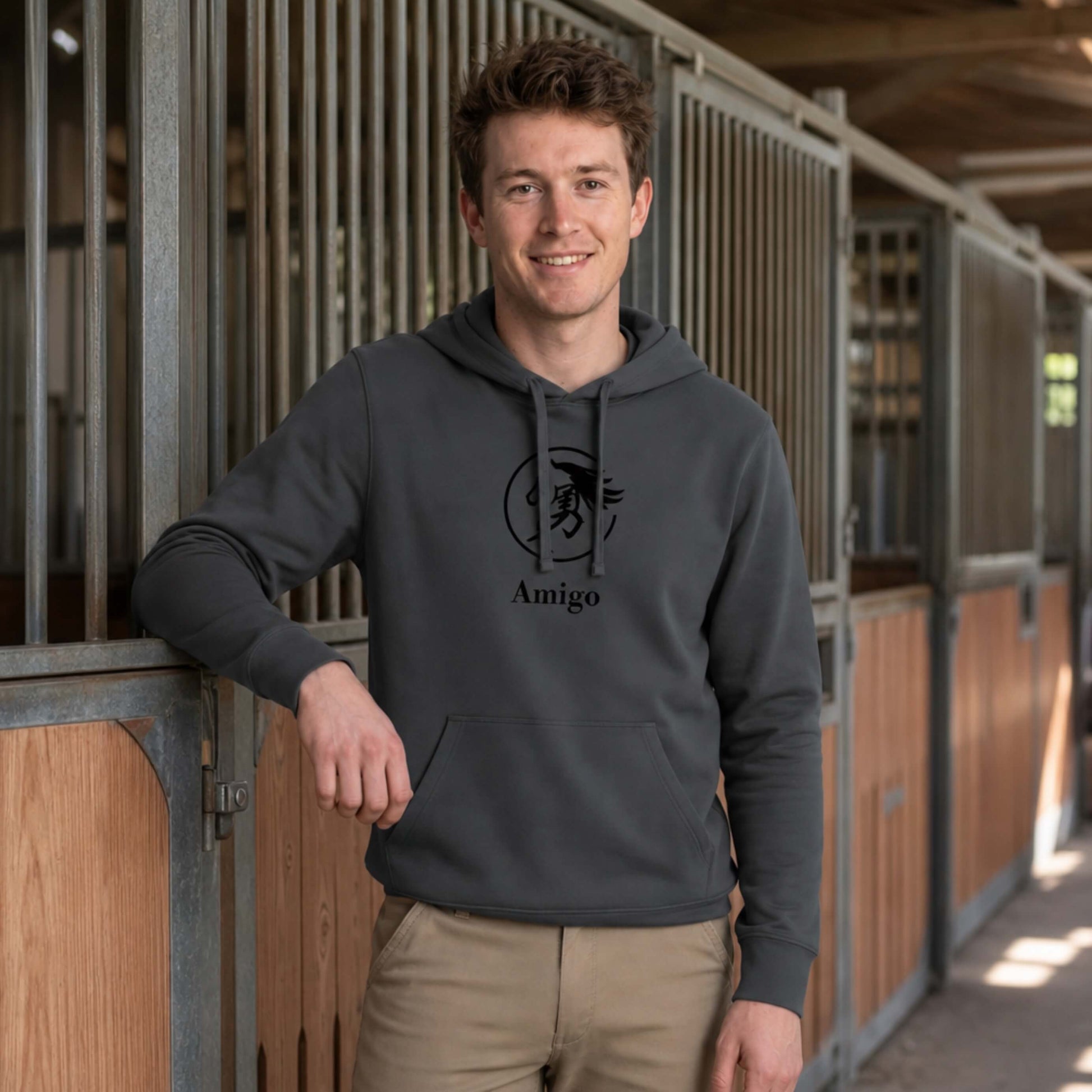 Modelfoto des personalisierbaren Pfernando Hoodie „Elviro“ in slate