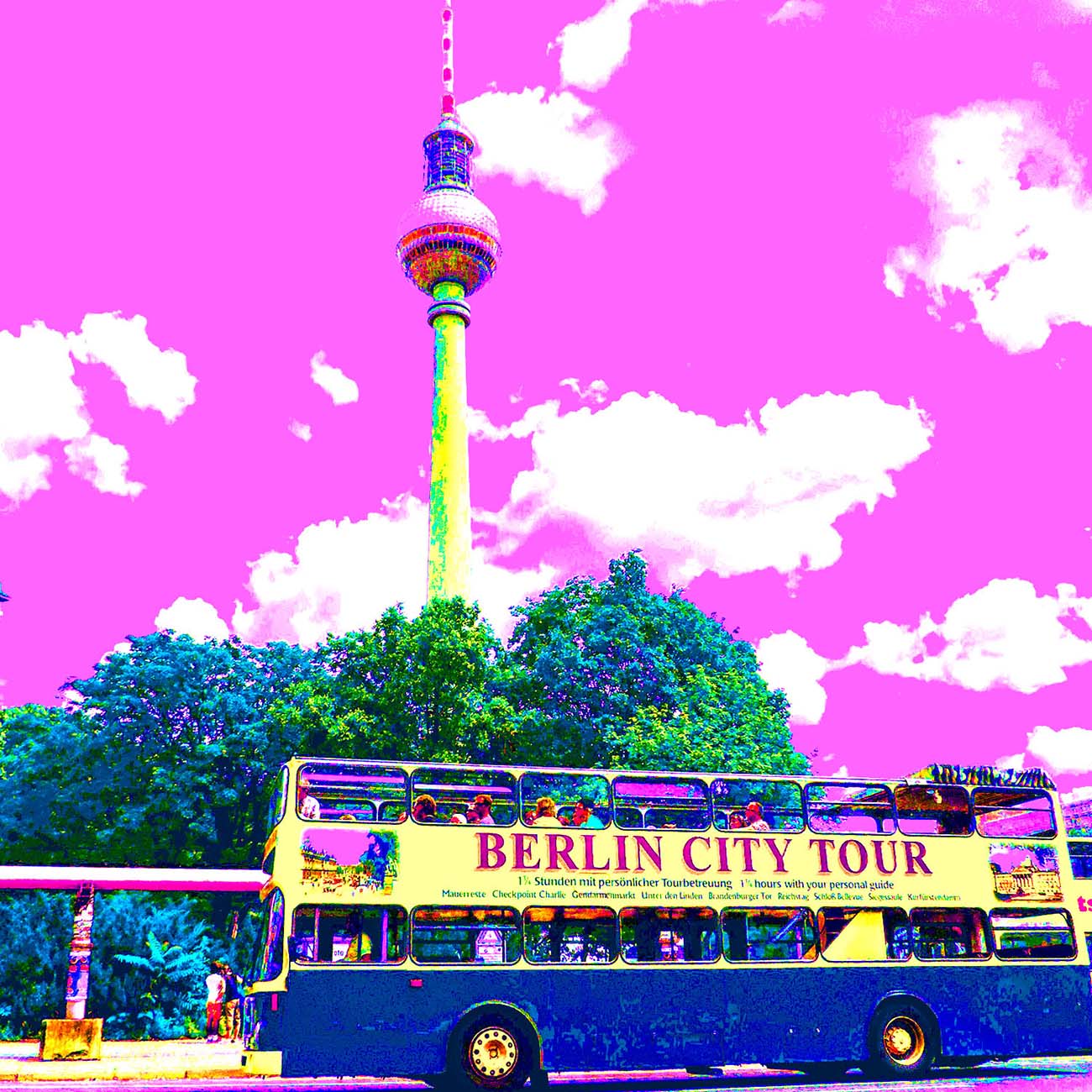 Popartbild vom Berliner Alexanderplatz mit dem Fernsehturm Alex und im Vordergrund einem Doppeldecker Bus mit der Aufschrift Berlin City Tour. Das Bild ist in den Farben pink, blau, gelb und grün gehalten.