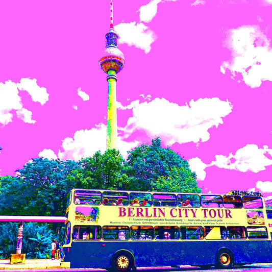 Popartbild vom Berliner Alexanderplatz mit dem Fernsehturm Alex und im Vordergrund einem Doppeldecker Bus mit der Aufschrift Berlin City Tour. Das Bild ist in den Farben pink, blau, gelb und grün gehalten.