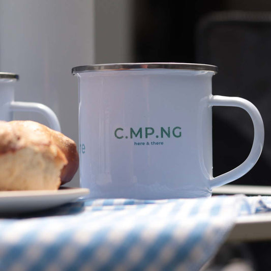 Camping-Becher aus Emaille mit C.MP.NG here and there Aufdruck