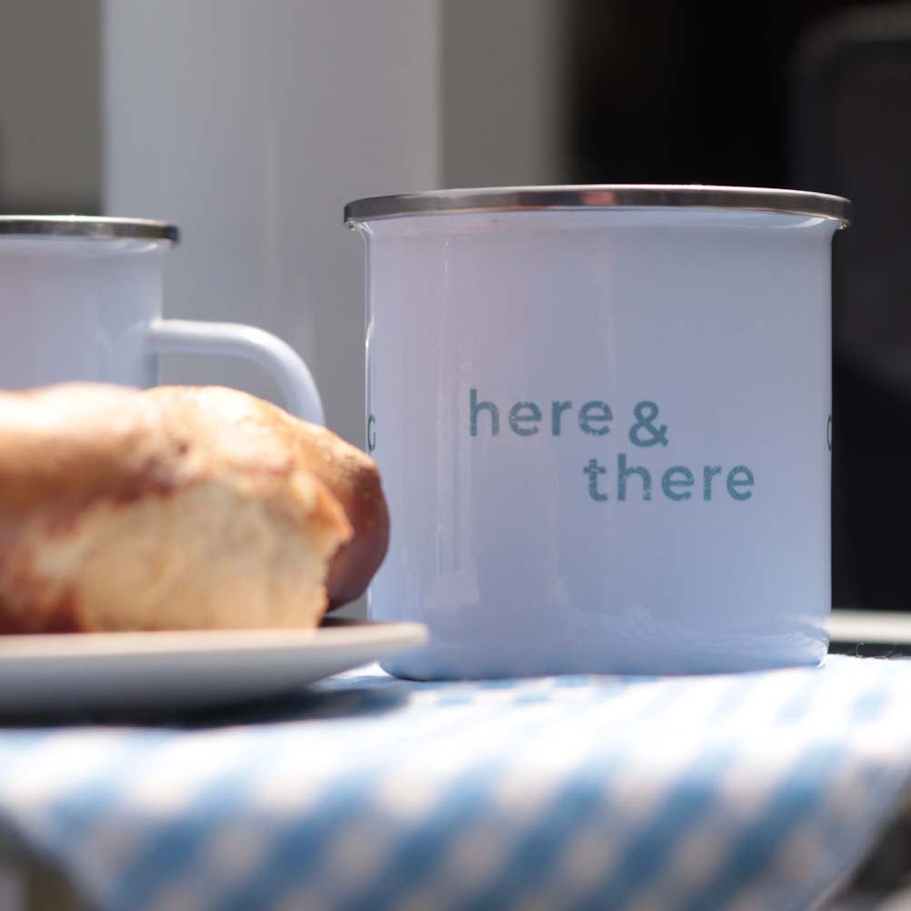 Camping-Becher aus Emaille mit C.MP.NG here and there Aufdruck