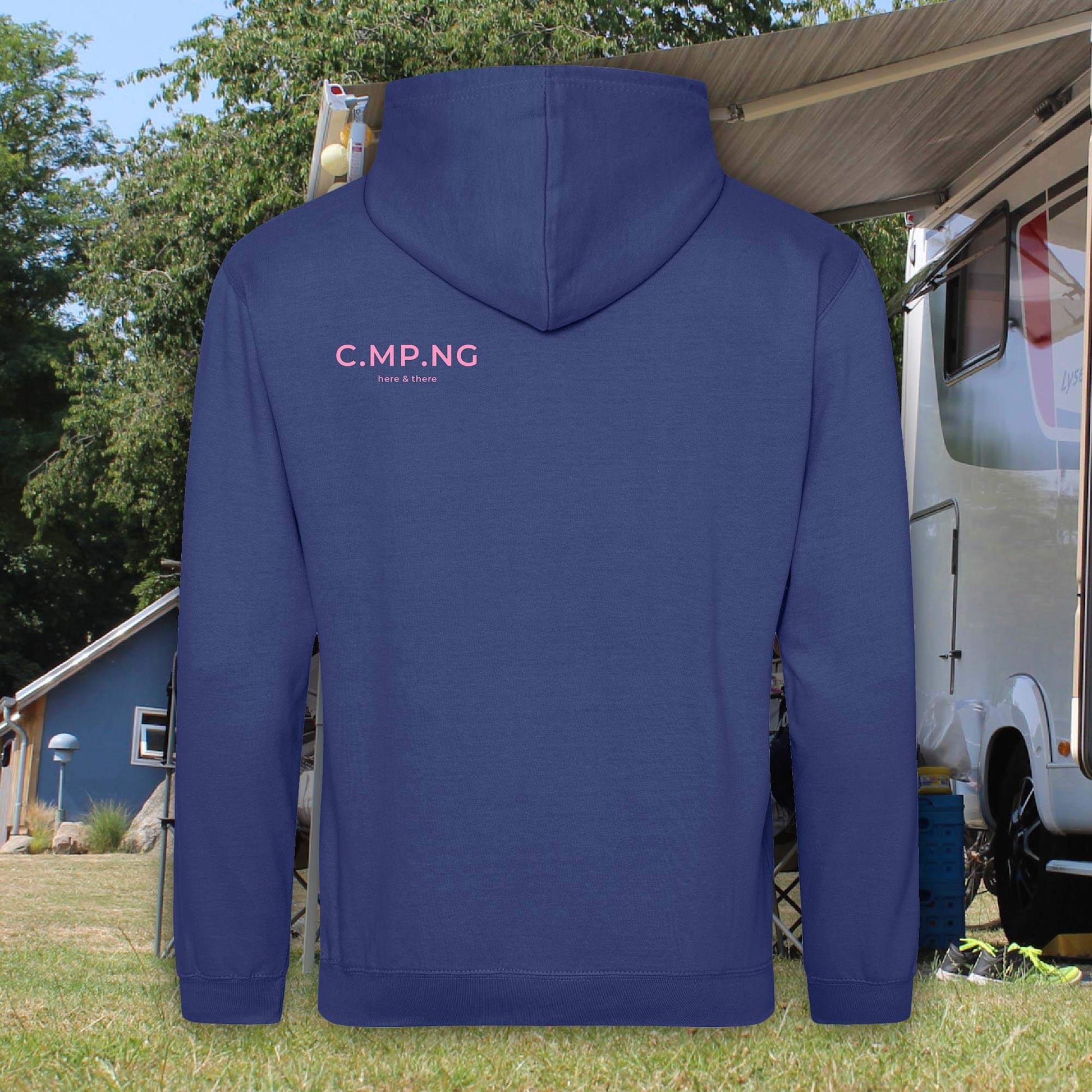 Camping-Hoodie in dunkelblau mit rosa C.MP.NG-Aufdruck auf der Schulter