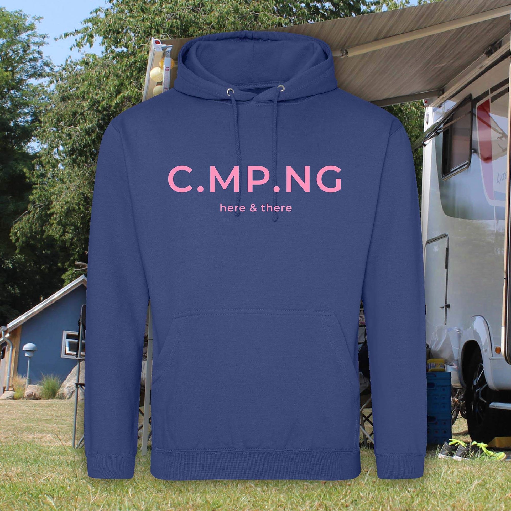 Camping-Hoodie in dunkelblau mit rosa C.MP.NG here and there Aufdruck auf der Brust