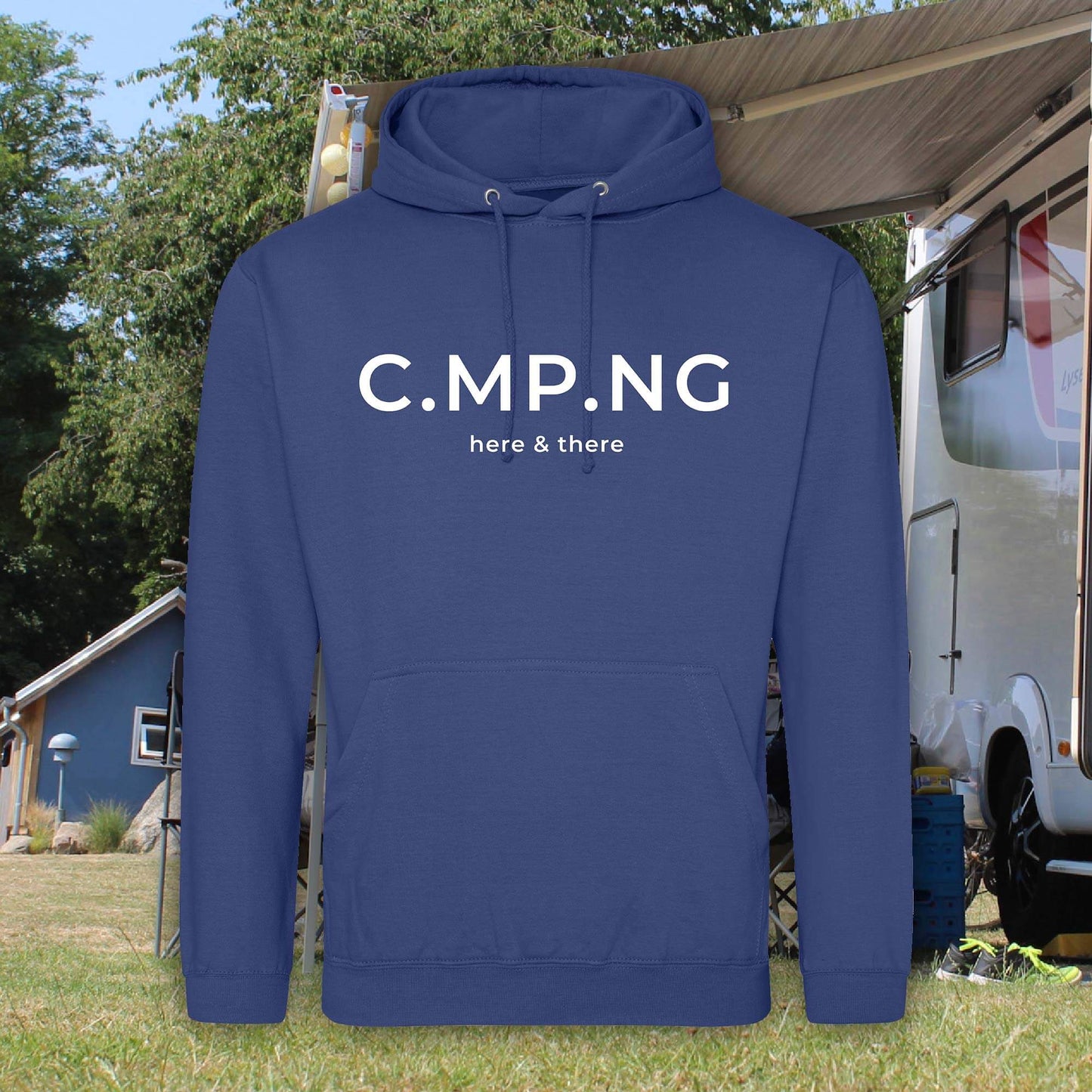 Camping-Hoodie dunkelblau mit weißem Aufdruck CMPNG auf der Brust. Darunter steht ebenfalls in weiß here & there.