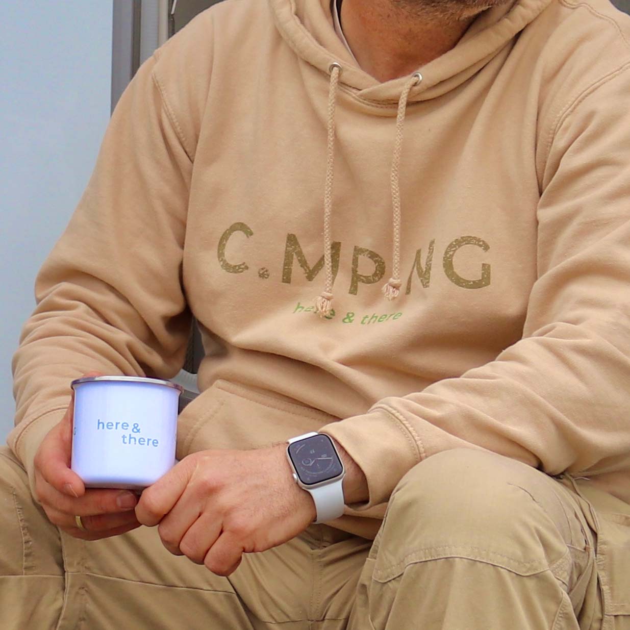 Camping Hoodie beige mit Aufdruck C.MP.NG here and there