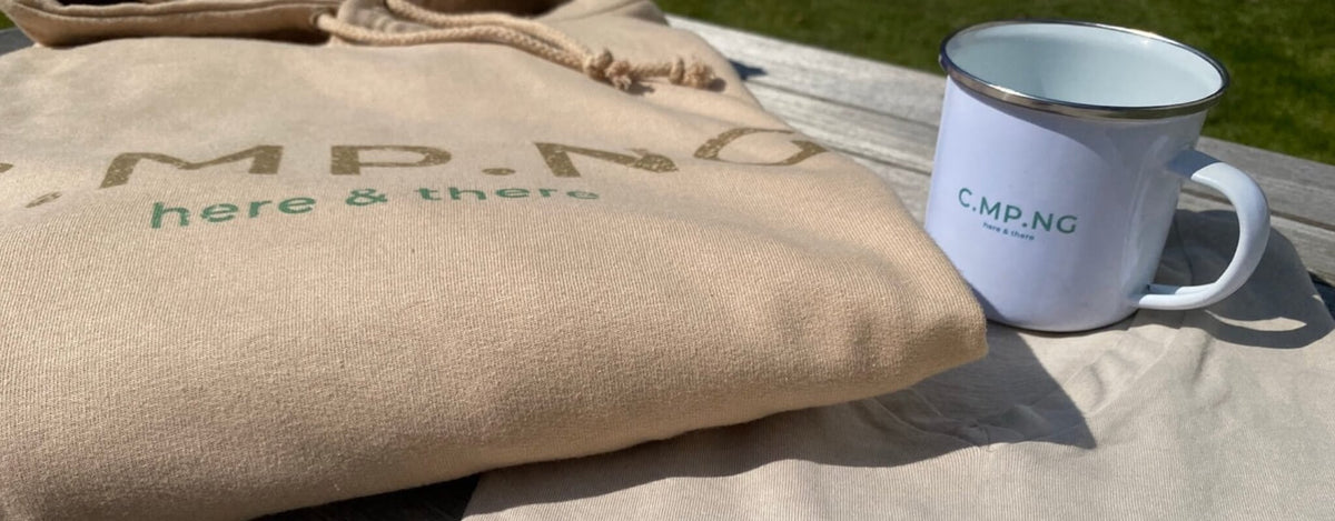 C.MP.NG Camping Hoodie auf einem Tisch
