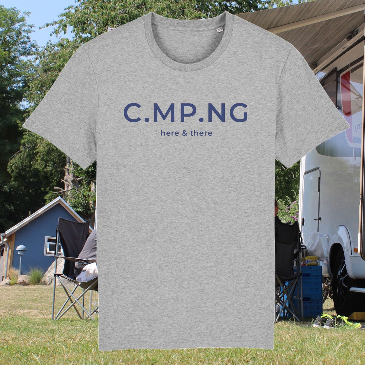 Camping T-Shirt in hellgrau mit dunkelblauem Aufdruck C.MP.NG here & there