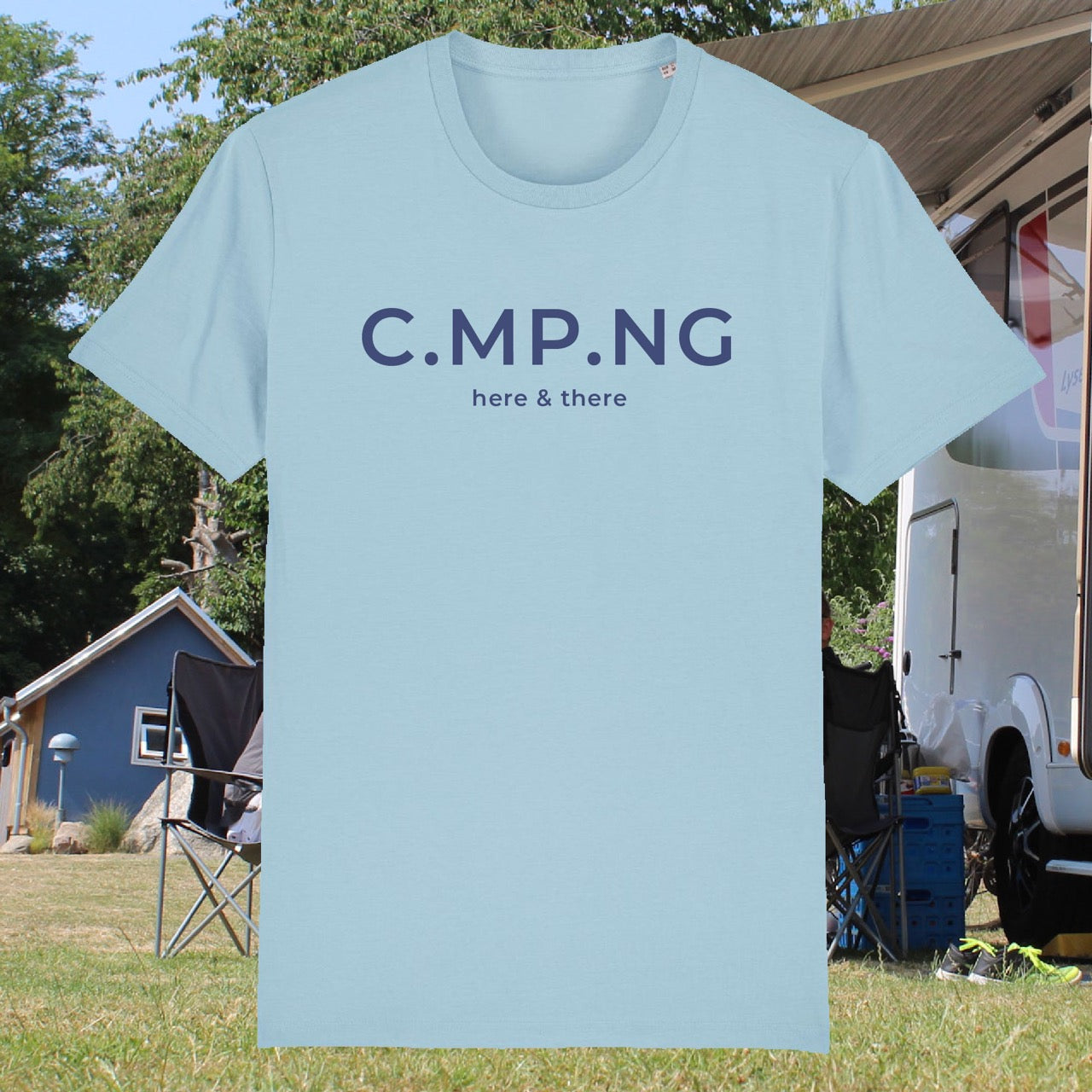 Camping T-Shirt in hellblau mit dunkelblauem Print C.MP.NG here & there