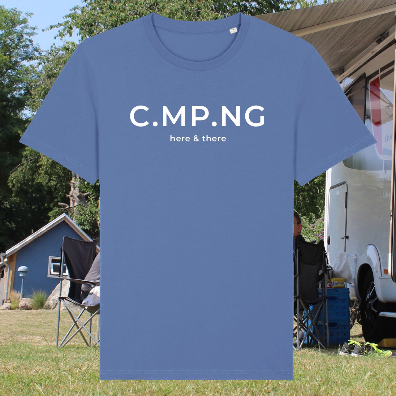 Camping T-Shirt in mittelblau mit weißem Frontprint C.MP.NG here & there
