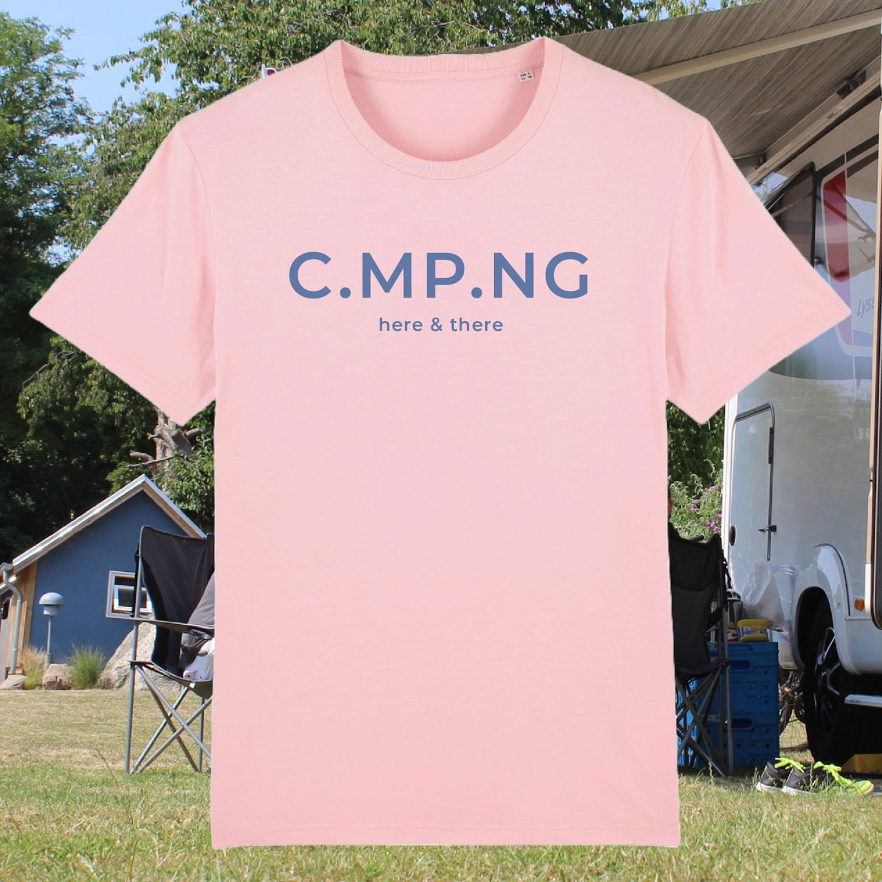 Camping T-Shirt in rosa mit blauem C.MP.NG here and there Aufdruck  Alt-Text bearbeiten