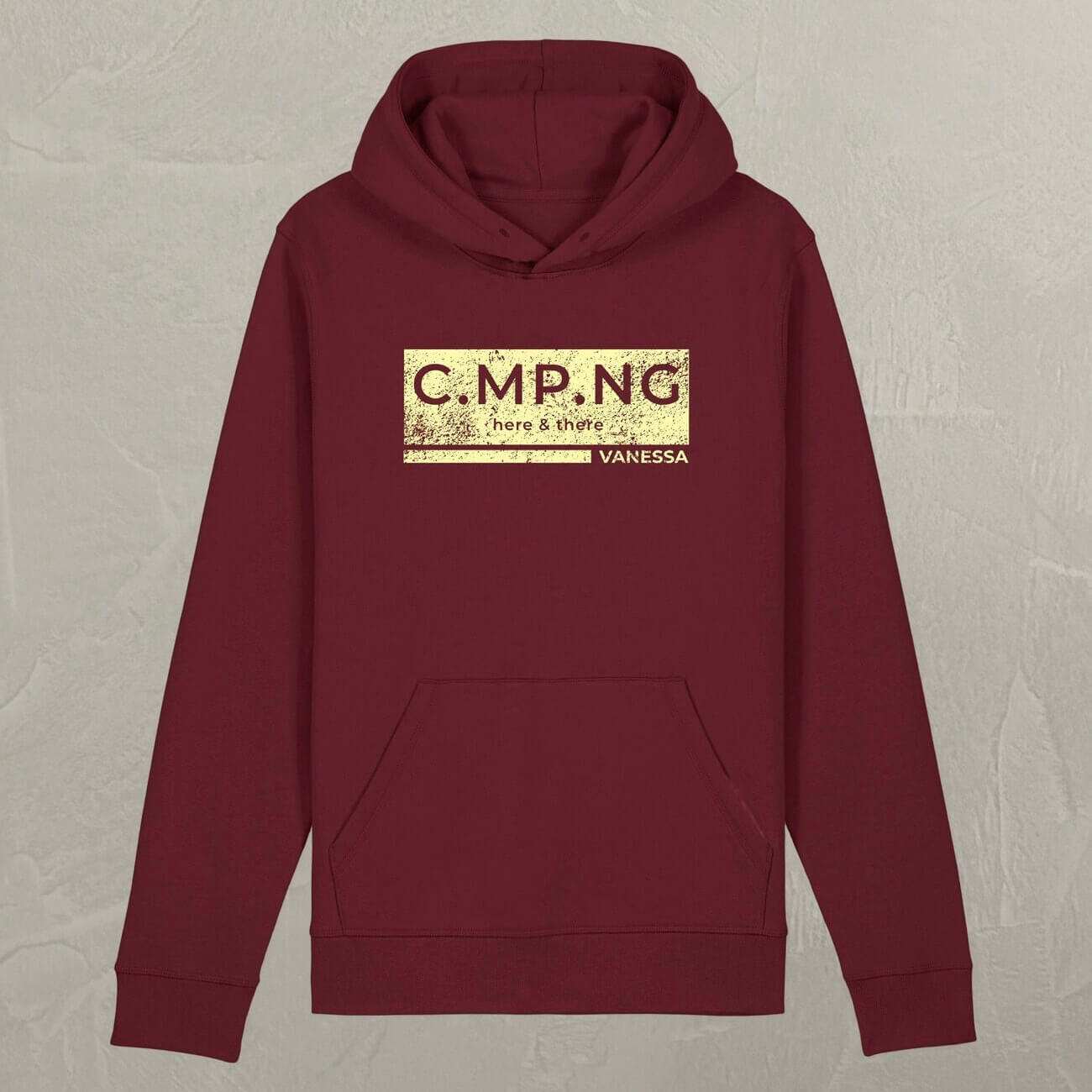 Produktbild des C.MP.NG Hoodies boxed in bordeaux