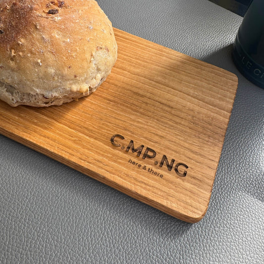 Nahaufnahme des C.MP.NG Frühstücksbrettchens aus Eichenholz