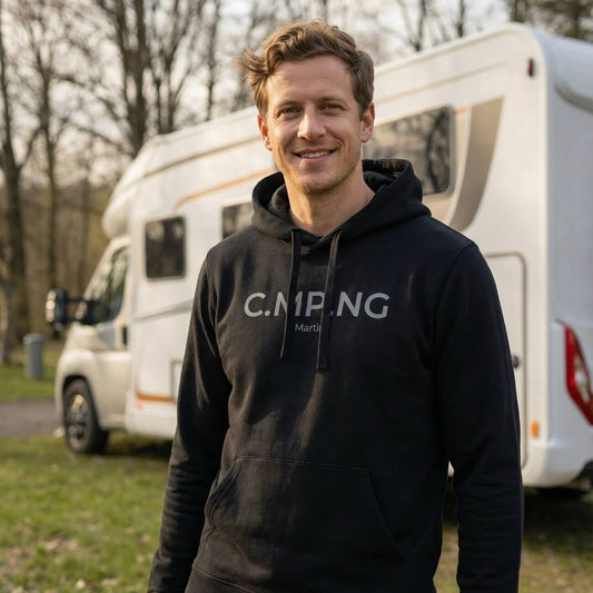 Modelfoto des C.MP.NG Unisex Hoodie „Classic“ in schwarz