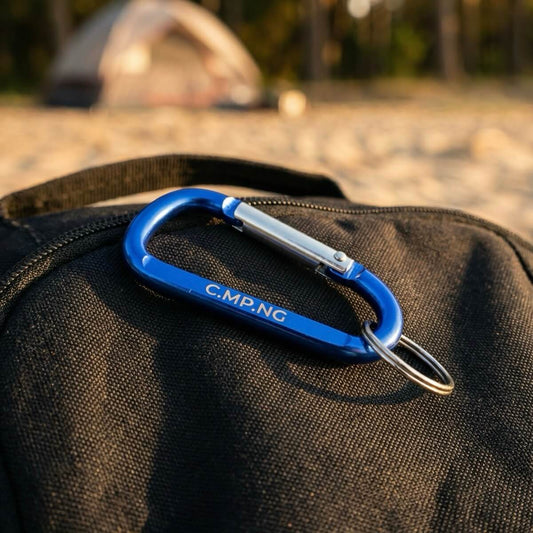 Der C.MP.NG Karabiner liegt auf einem schwarzen Rucksack