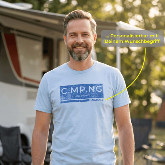 Ein Mann steht vor einem Wohnmobil mit einem C.MP.NG T-Shirt in Blau an.