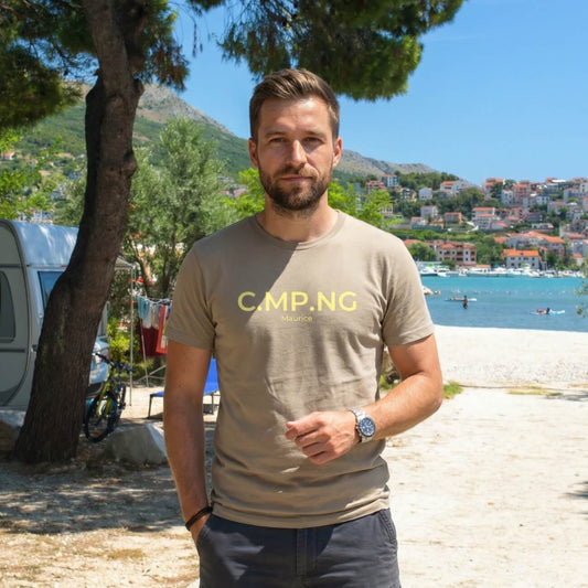 Ein Model trägt das C.MP.NG T-Shirt classic mit dem personalisierten Namen Maurice. Das Model ist in Split Kroatien auf einem Campingplatz