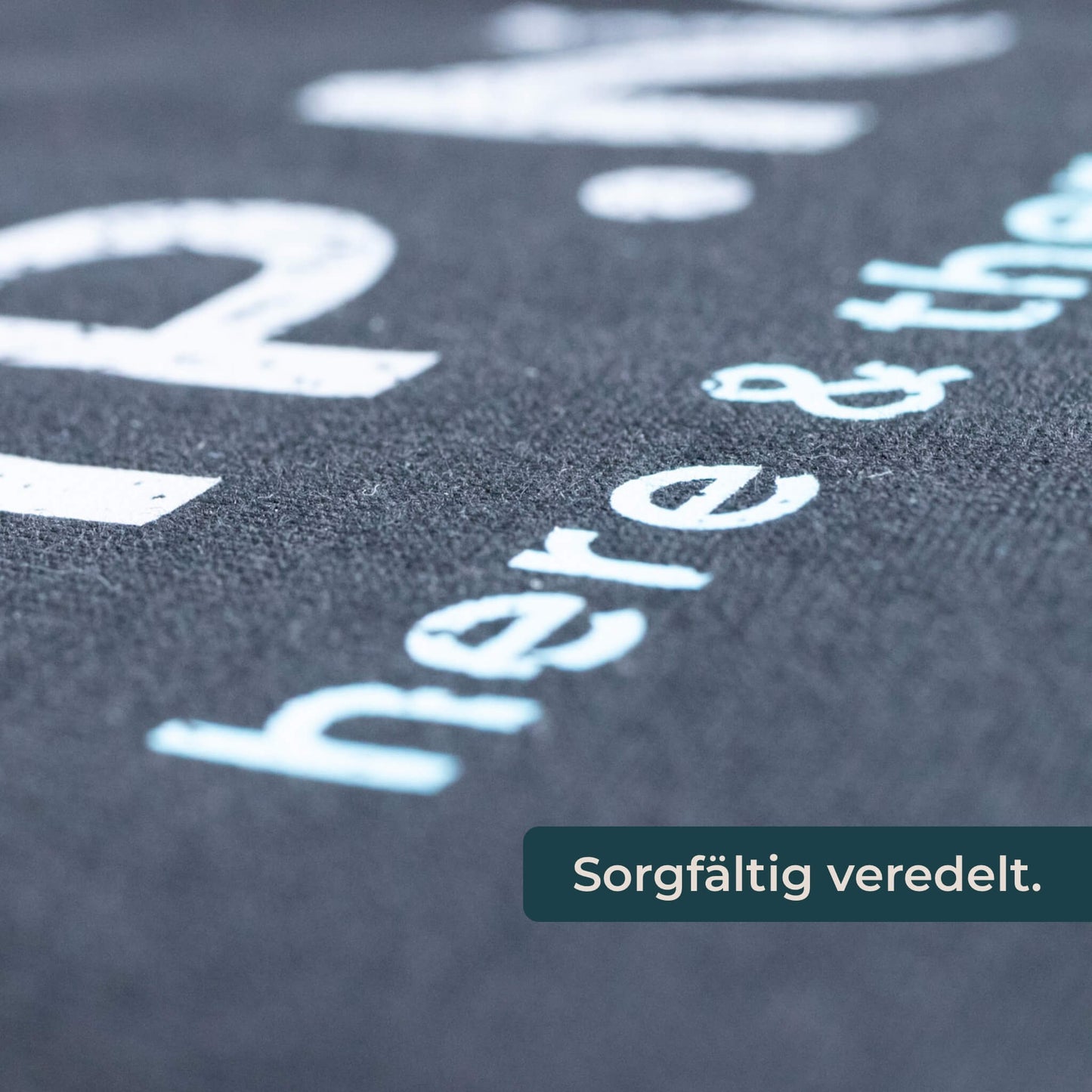 Nahaufnahme eines C.MP.NG T-Shirts.
Textkachel mit dem Satz: Sorgfältig veredelt
