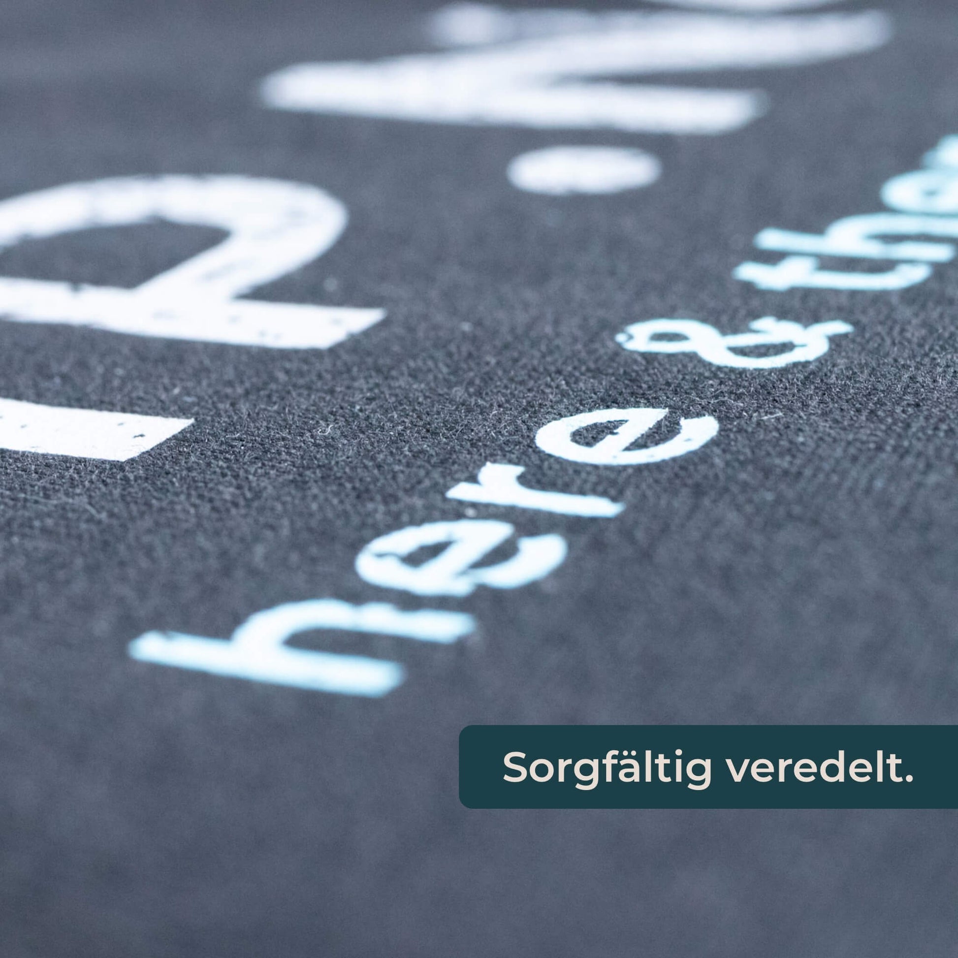 Nahaufnahme eines C.MP.NG T-Shirts.
Textkachel mit dem Satz: Sorgfältig veredelt